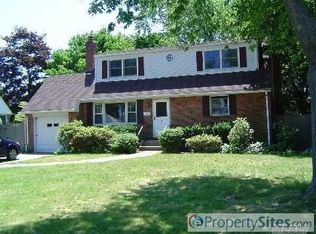 6 Myson St, West Islip, NY 11795