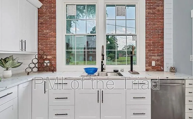 3 bed, 3.0 bath, 2440 sqft, $2,500 — Photo 2