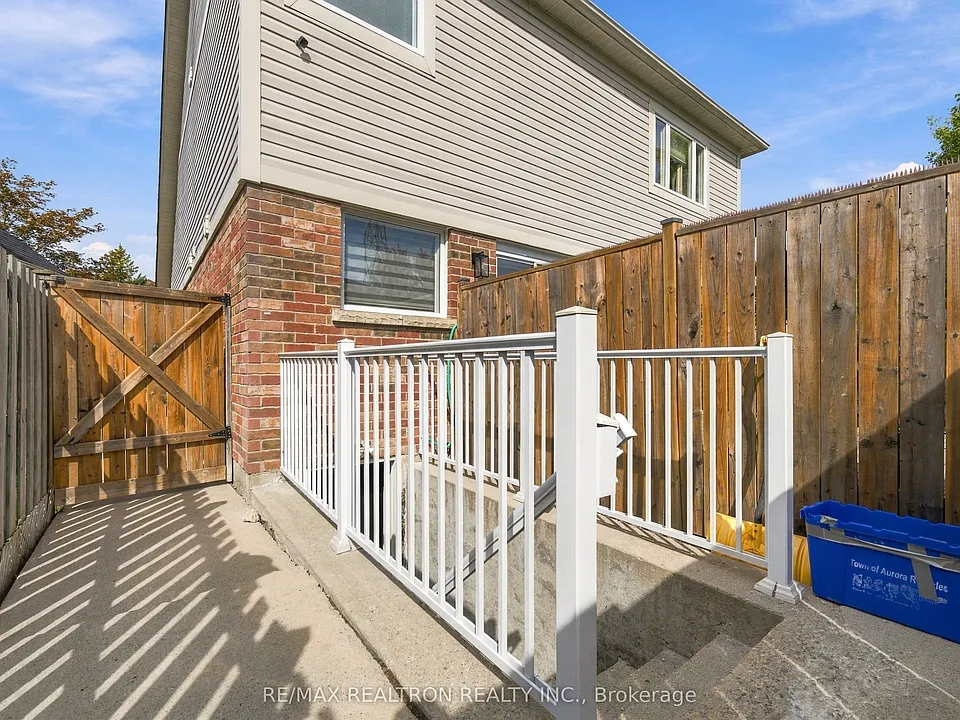 27 Watkins Glen Cres