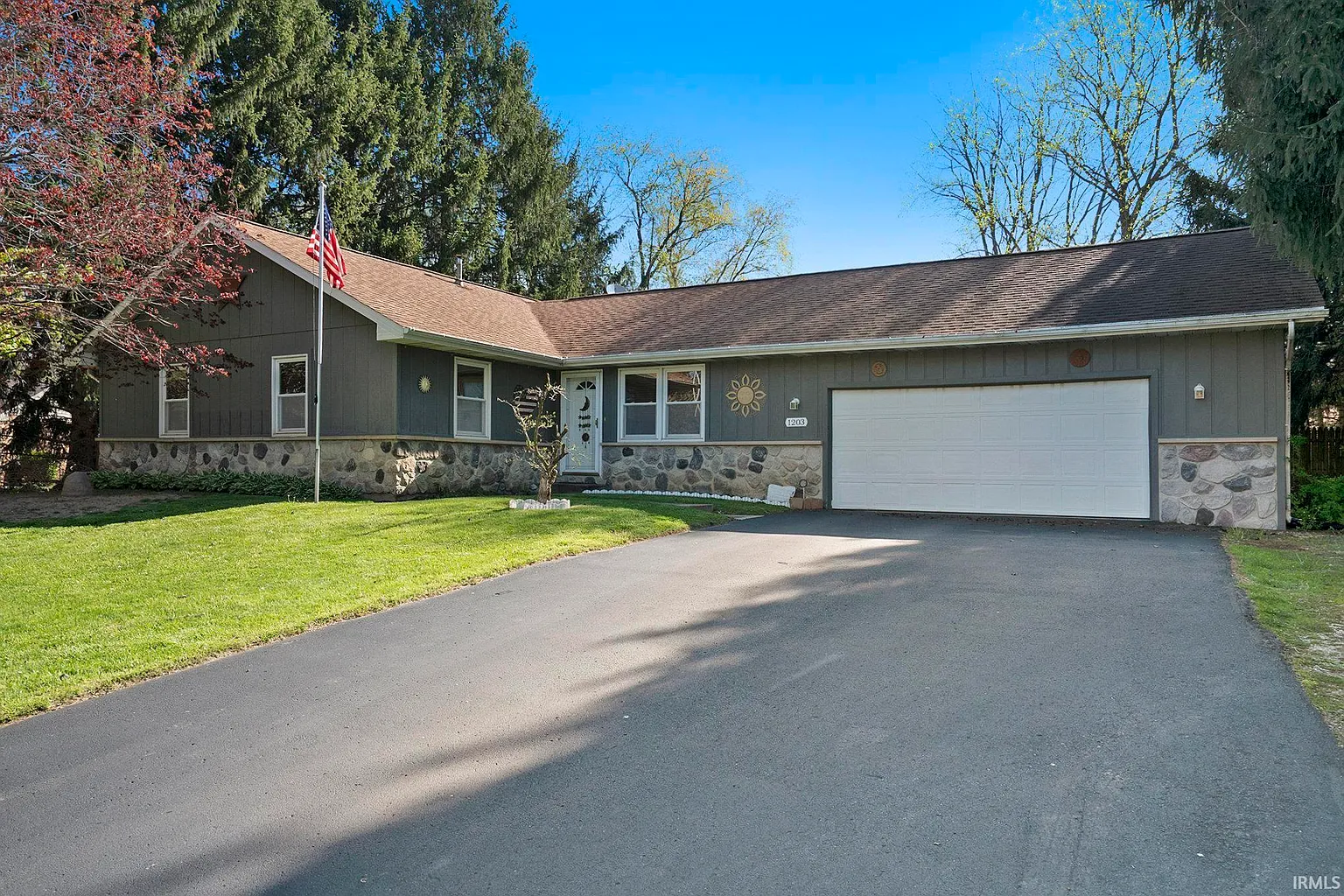 1203 E Wellington Dr photo 1