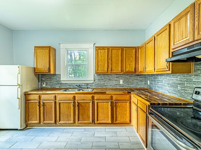 437 Cottage St — Photo 8