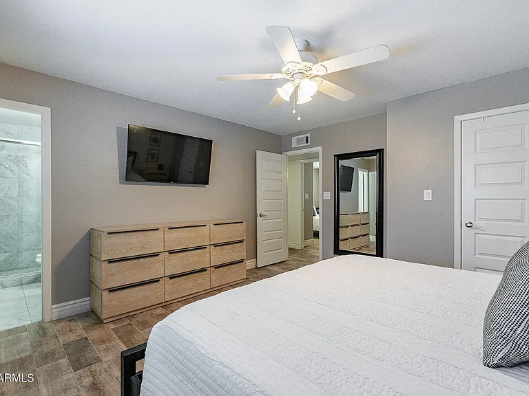 2033 E Harvard Dr — Photo 21