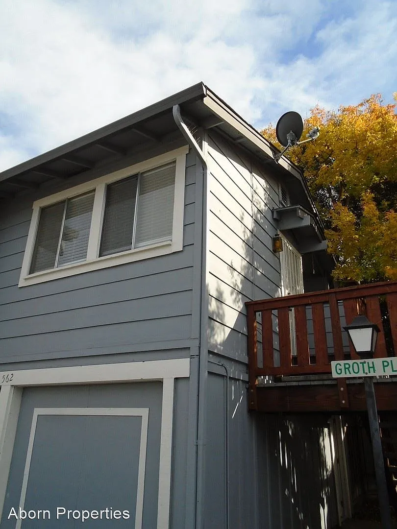 562 Groth Pl photo 1