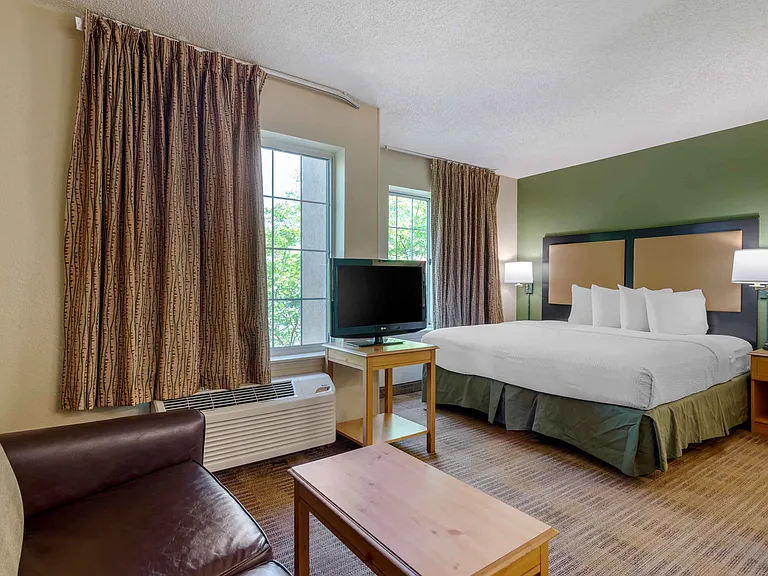 Deluxe Studio - 1 King Bed