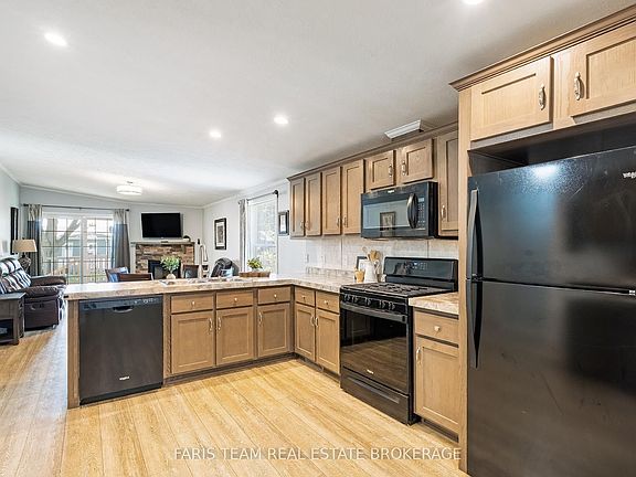 5th image of 37 Hawthorne Dr