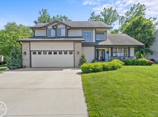 6 Hidden Village Ln, Marysville, MI 48040