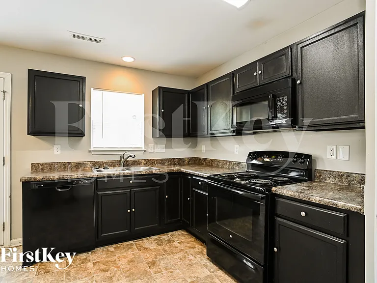 9017 Sharpes Cir — Photo 7