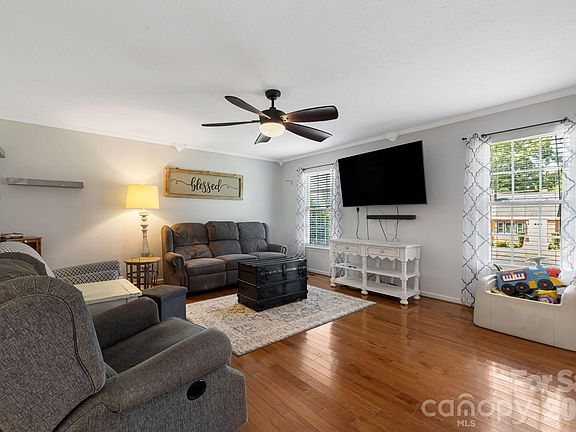 4th image of 318 Sharon Ave NW