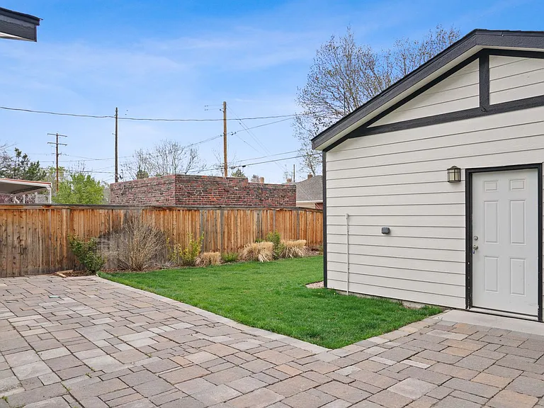 2370 Elm St — Photo 14
