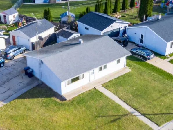 2110 W Memorial Dr, Janesville, WI 53548