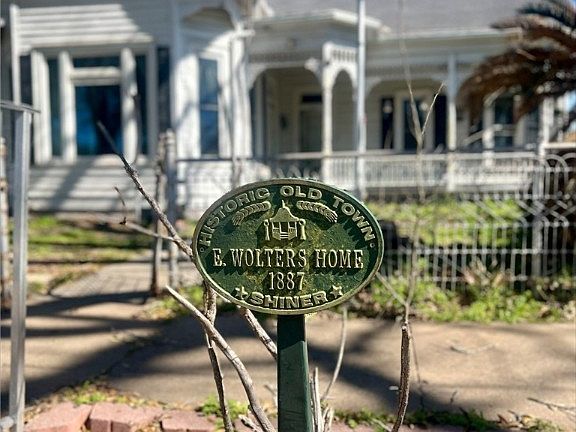 3rd image of 221 N Avenue D