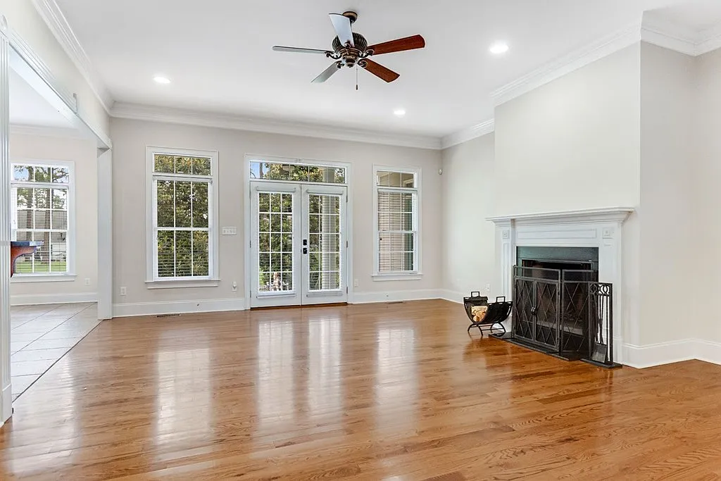 5 bed, 3.5 bath, 4278 sqft, $3,000 — Photo 4