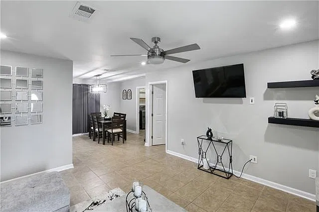 3 bed, 2.0 bath, 1230 sqft, $2,100 — Photo 2