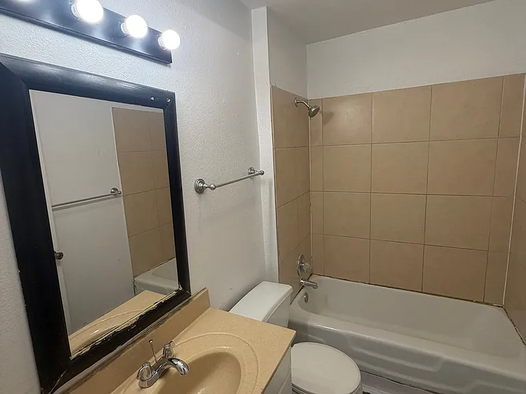 220 Franklin Ave — Photo 15