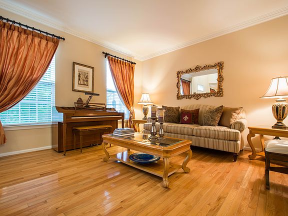 Hardwood floors in living rm