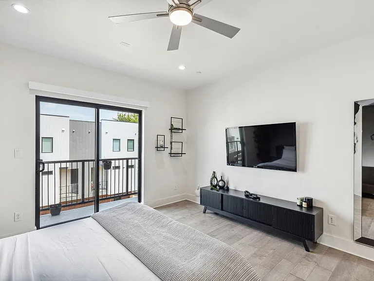 422 W 9th St #106 — Photo 20