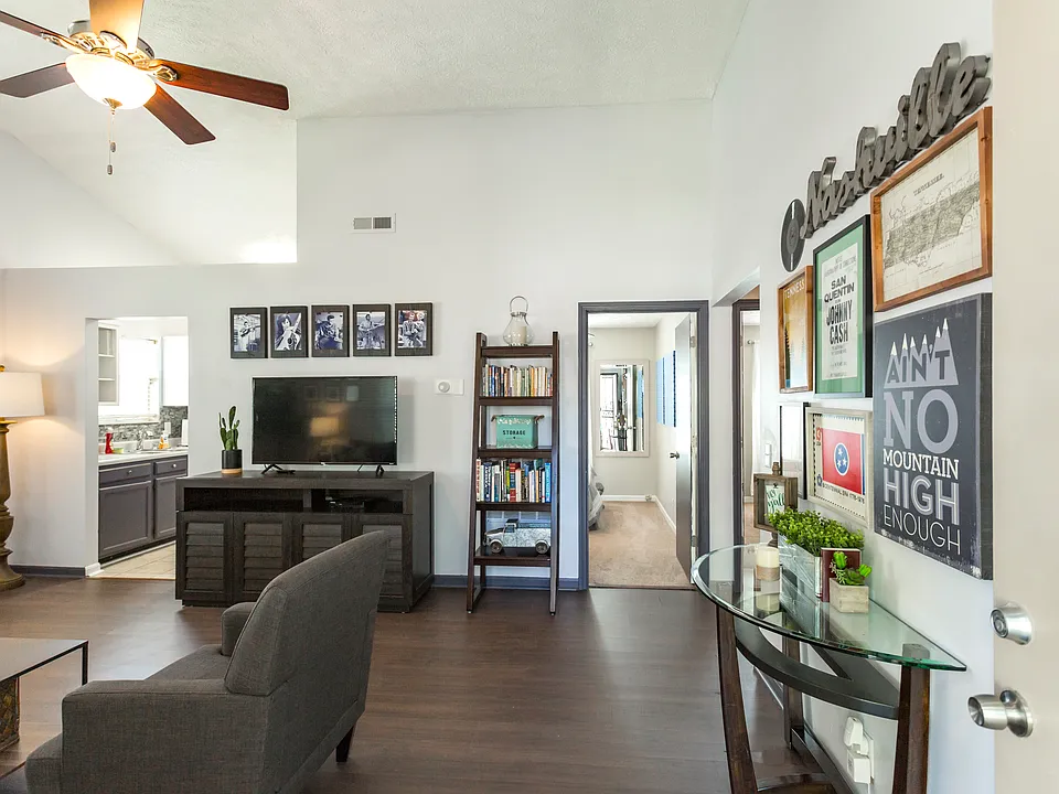 1005 Looby Cir