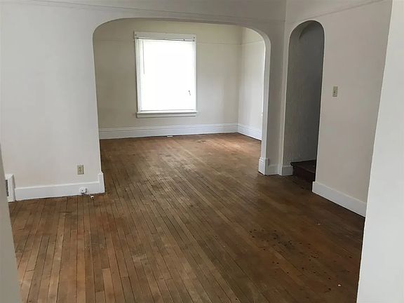 4th image of 834 Emerson St