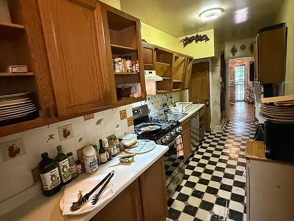 3rd image of 2812 6th St NE