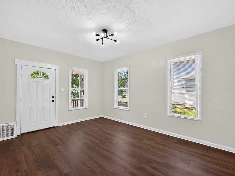 505 Brown St — Photo 3