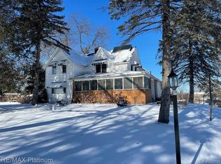 1392 Wiggins Rd, Fenton, MI 48430