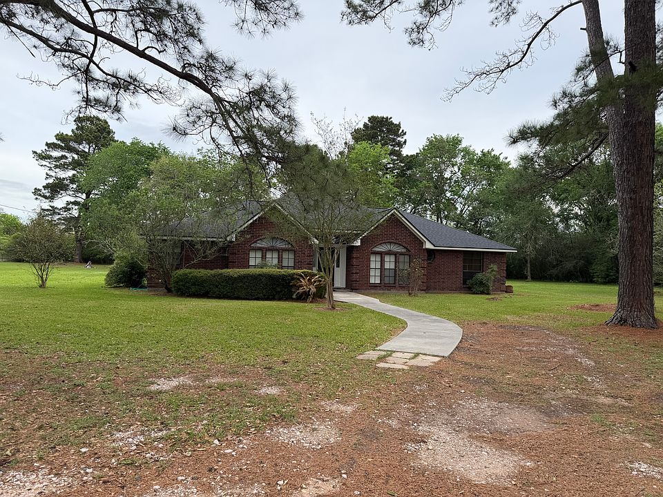 Front of house. Sits on about 1 acre