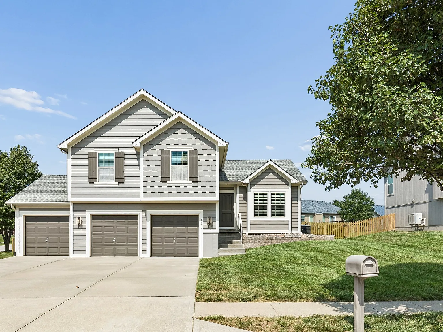 3 bed, 2100 sqft, $2,700 — Photo 3