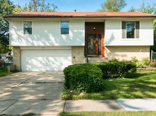 1013 Meadow Ln, Streamwood, IL