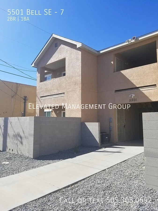Move in NOW! No Carpet 2Bd/1Bath Refrigerated Air! Down Stairs Unit — Photo 2