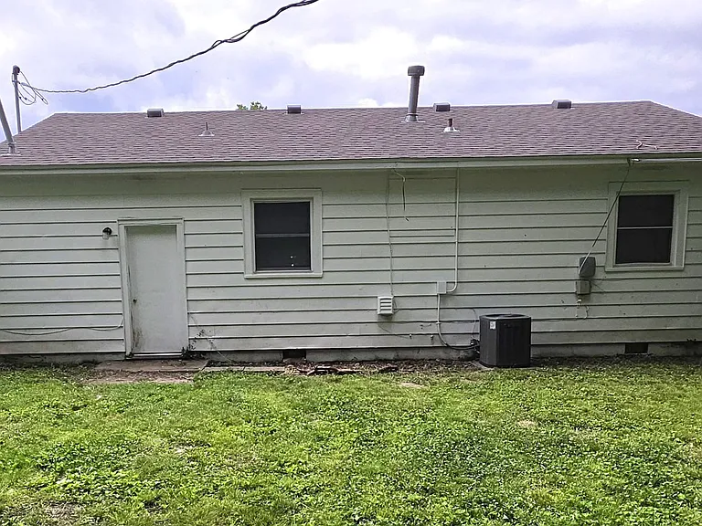 1413 E Pacific St — Photo 7