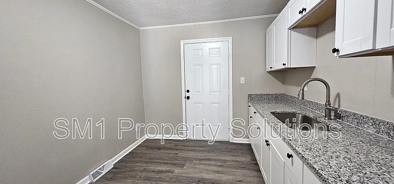 2 bed, 1.0 bath, $890 — Photo 4
