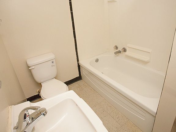 5th image of 212 Governors Ln APT 3