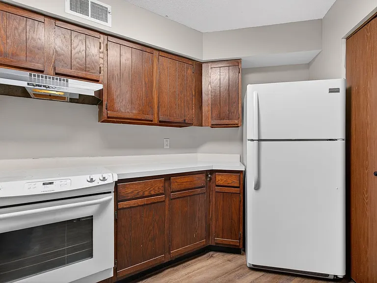 Woodhue Apartments — Photo 16