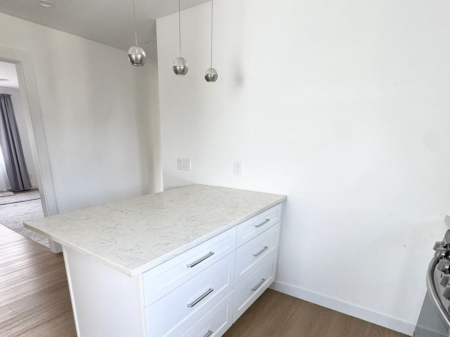 2 bed, 950 sqft, $3,500 — Photo 3