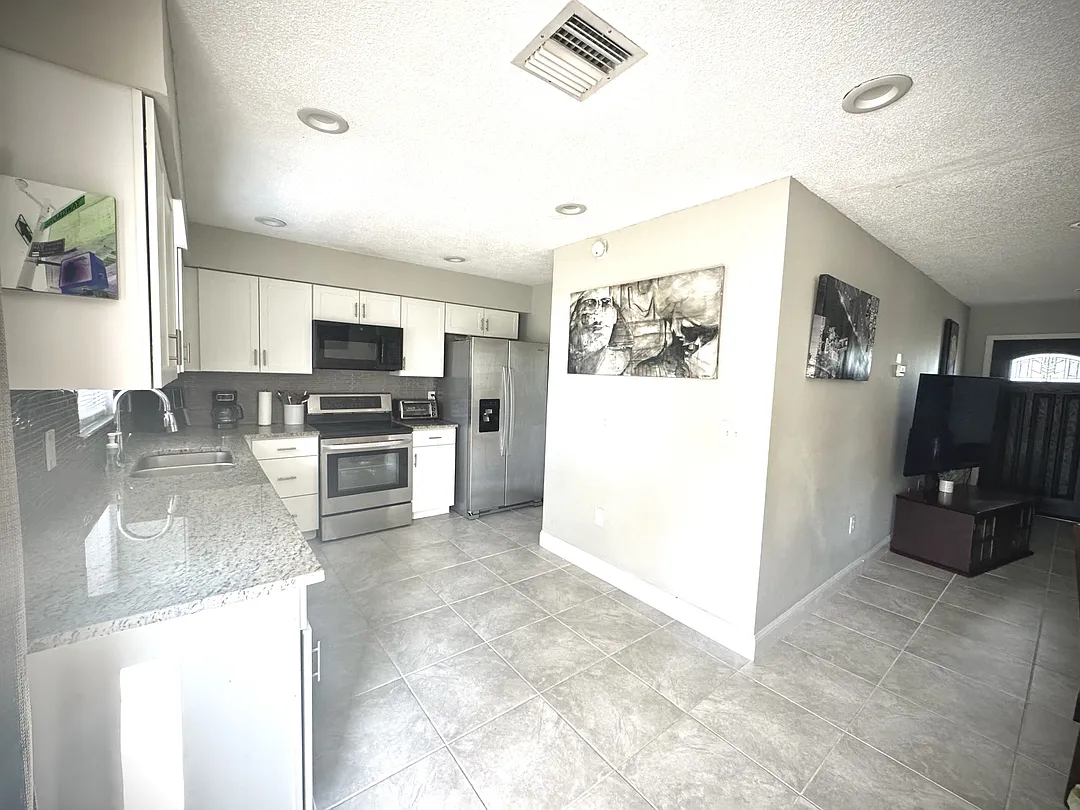 Bright Furnished 2-Bedroom House in Englewood, FL — Photo 4