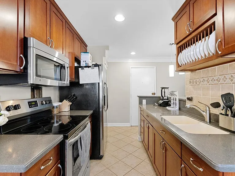 426 W Barry Ave #206 — Photo 4