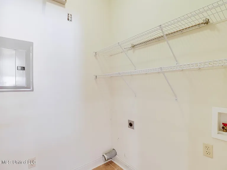 940 Jefferson Dr — Photo 10