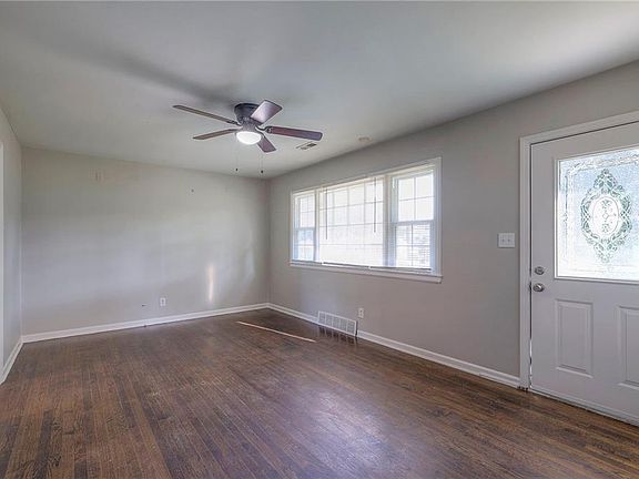 3rd image of 1203 Skyline Dr