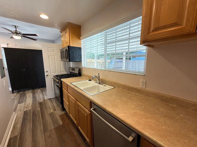 418 E La Veta Ave — Photo 9