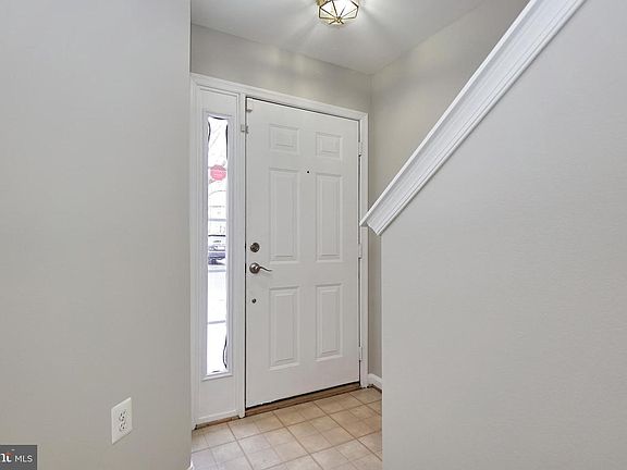 4th image of 22960 Fontwell Sq