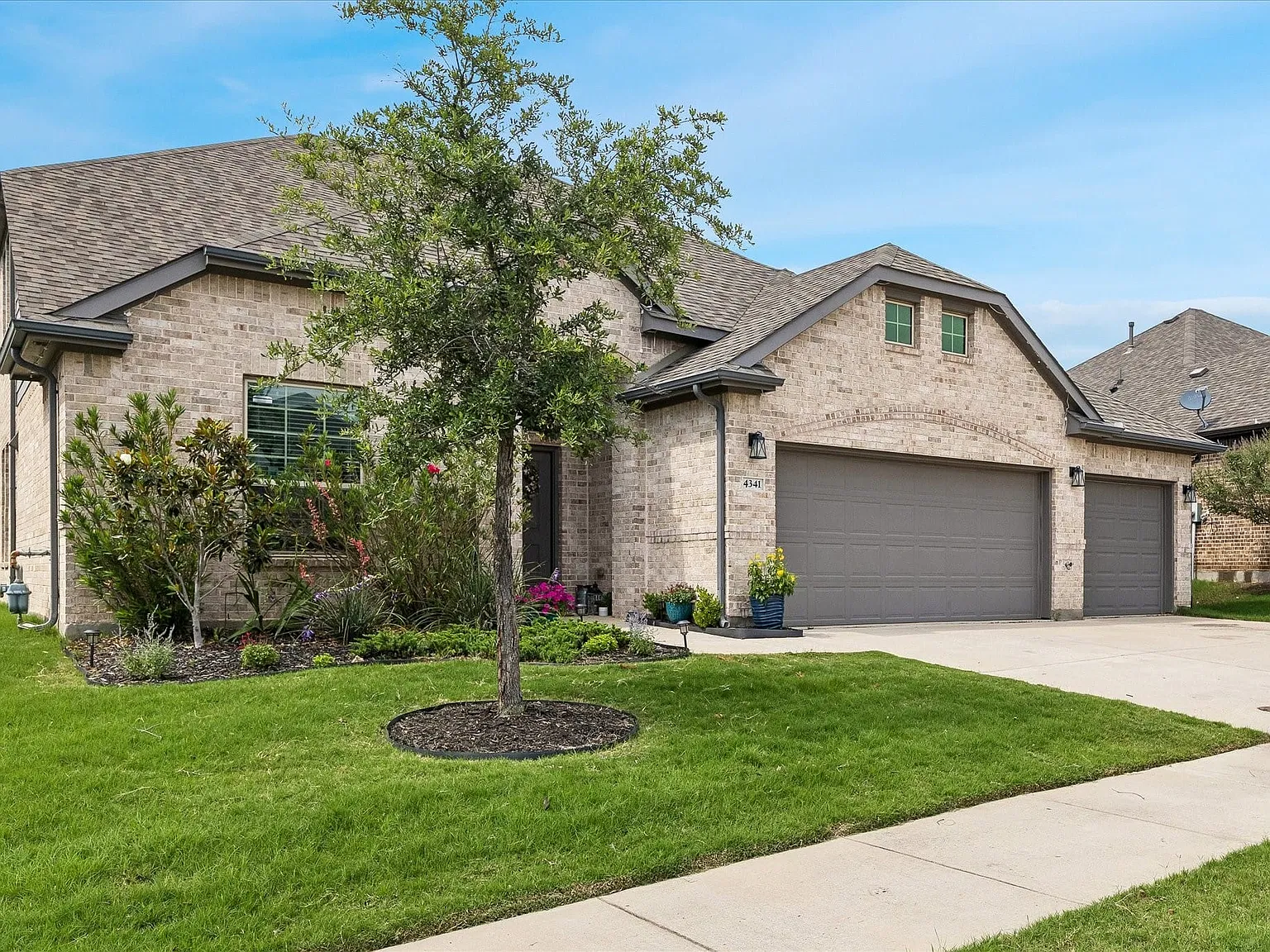 5 bed, 3.0 bath, 3044 sqft, $3,595 — Photo 2