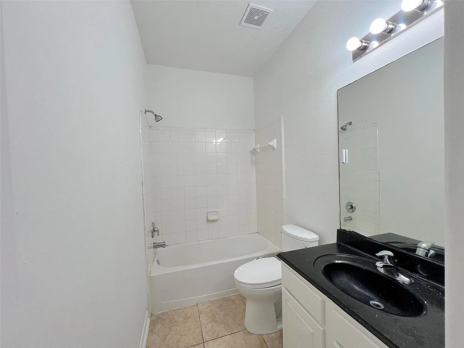 3 bed, 2.0 bath, 1896 sqft, $2,000 — Photo 3
