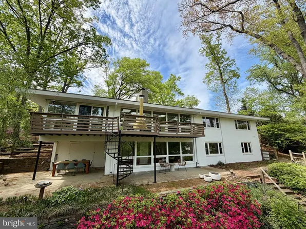 6124 Beachway Dr, Falls Church, VA 22041