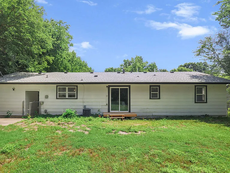 2300 W Holly St — Photo 22