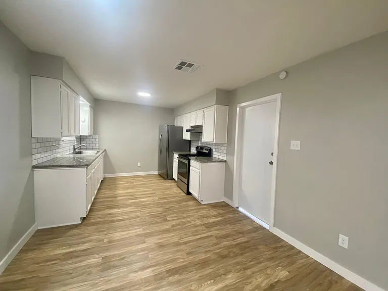 1405 Seville Dr — Photo 11