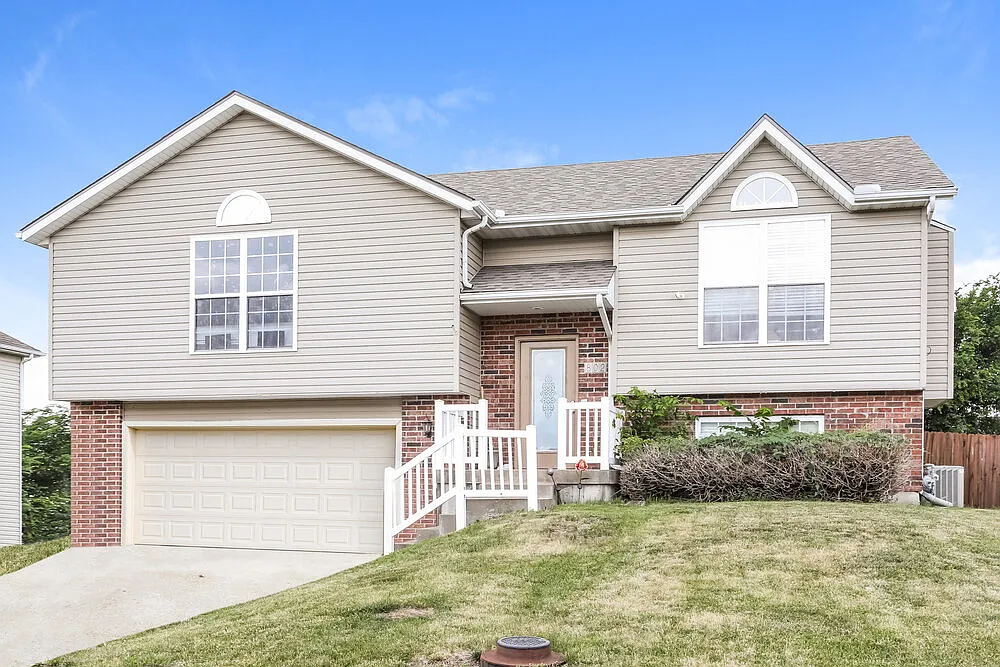 3 bed, 2.5 bath, 1945 sqft, $2,320 — Photo 1