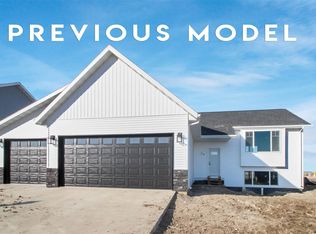 106 Mulberry Loop, Minot, ND 58703