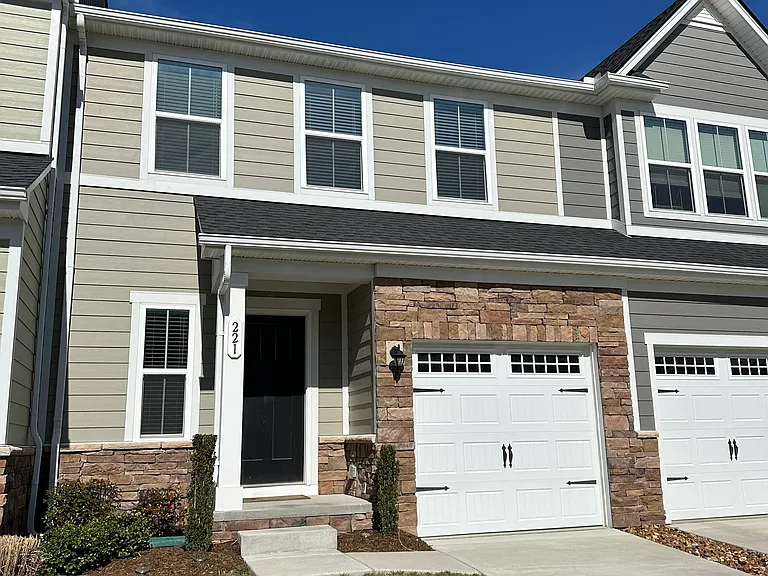 221 Pryor Dr — Photo 1