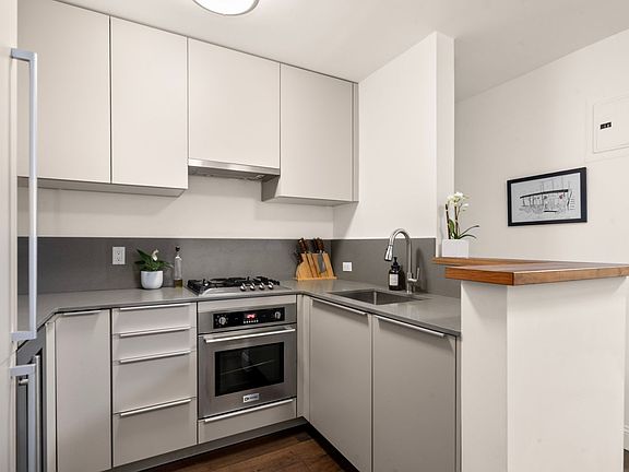 3rd image of 100 Bank St APT 1A