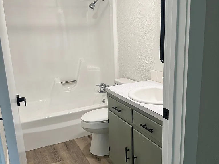 10 Rivercrest Dr #8A — Photo 1